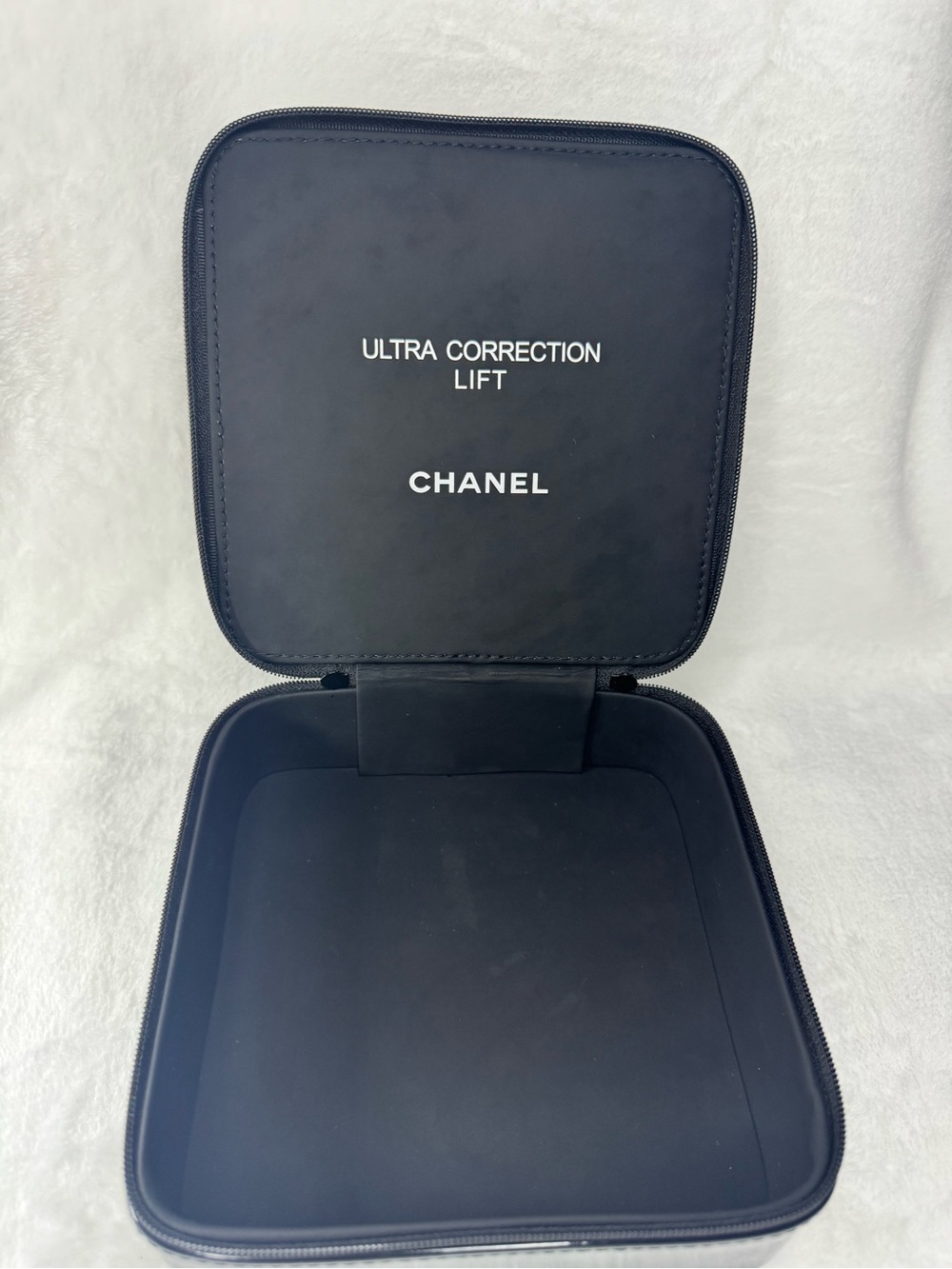 CHANEL Black Patent Cosmetic Case with White CC Emblem ‼️ No Box ‼️ - Picture 5 of 10